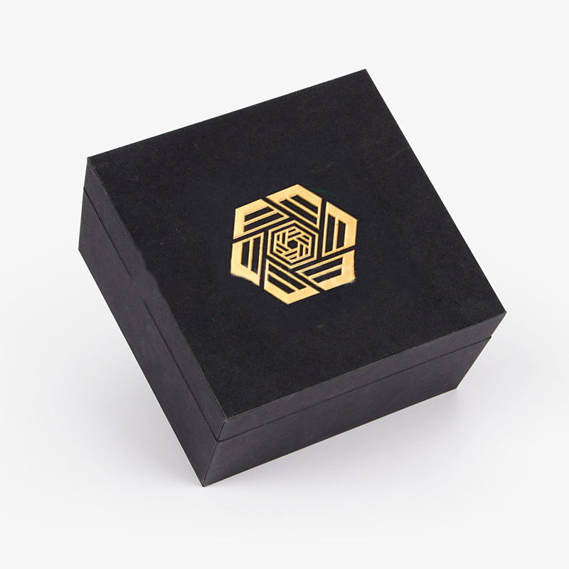 Estilo con bisagras y caja con logotipo dorado